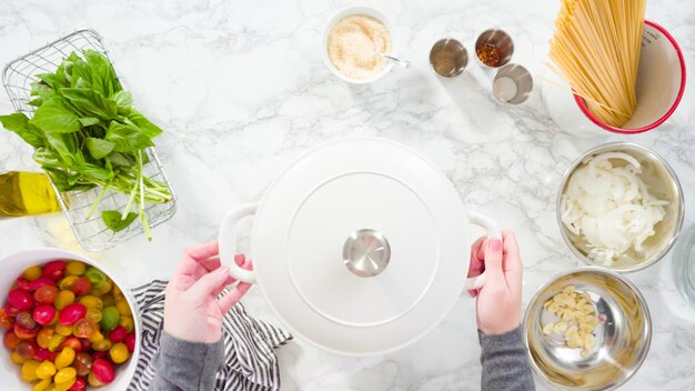 Szef kuchni przygotowuje danie